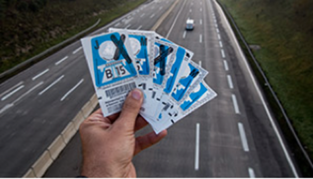Ab 1. 2. 2015 auf österreichischen Autobahnen unerlässlich – die Vignette in azurblau.