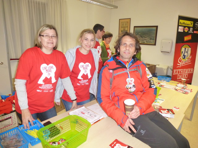 Franziska Pepert, Lydia Unger mit Veranstalter Michael Oberhauser bei der Startnummernausgabe im Gemeindeamt