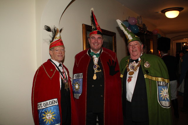 Die Ehrenpräsidenten Heinz Stadler (l.) und Josef Kendler (r.) mit Zeremonienmeister Alfred Feitzinger.