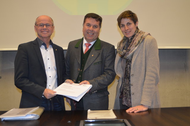 Finanzreferent Christian Stöckl, Landesrat Hans Mayr und Landeshauptmann-Stellvertreterin Astrid Rössler präsentierten die neue Wohnbauförderung.