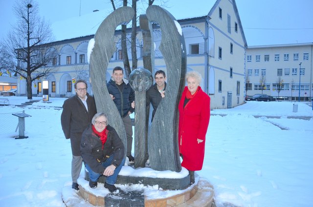 Vor dem preisgekrönten Denkmal in Stegersbach: Bgm. Heinz Krammer, Richard Richter, Josef Schwarz, Kurt Schwarz, Verena Dunst (v.l.) | Foto: Büro Dunst