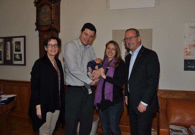 Das Neujahrsbaby zu Besuch im Rathaus – auf dem Foto (v. l.): Jugendreferentin Stadträtin Ingrid Weixlberger, Markus Handl mit Julian, Karin Zuderstorfer-Handl und Stadtchef Gerald Hackl. | Foto: Magistrat Steyr/Presse
