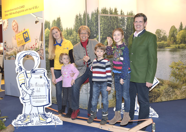 Anna Fechter von der NÖ-Werbung mit Petra Bohuslav und jungen Messebesuchern. | Foto: Pfeiffer