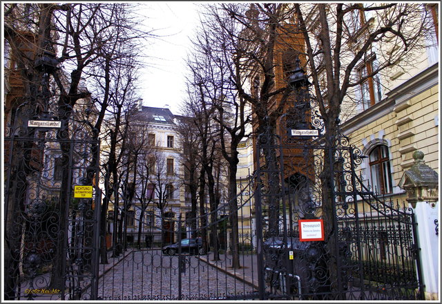 In den Hofbereichen sehr ruhig. Eigentlich auch kein Durchgang erlaubt.