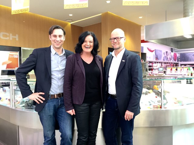 Im Auftrag ihrer Majestät: Das Pfeiffer-Team Christian Unterrainer, Marktleiterin Bernadette Seiler und Jürgen Kaulfersch
