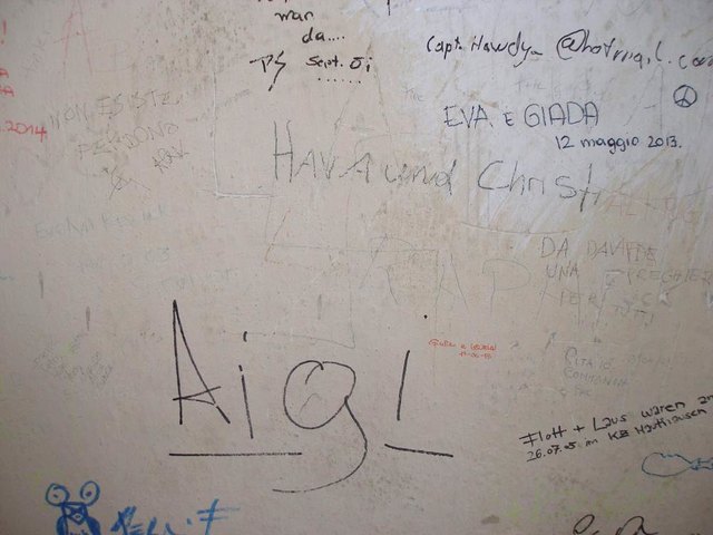 Schmierereien im Arrestgebäude (sogenannter „Bunker“) | Foto: Polizei