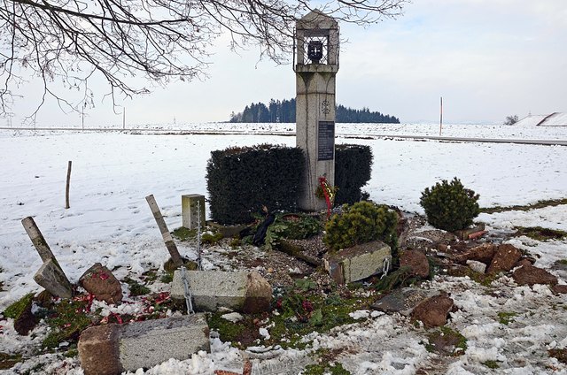 Das Soldatendenkmal neben der Stillfüssinger Gemeindestraße wurde durch das Fahrzeug stark ramponiert. | Foto: Pointinger