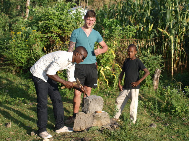 Julian Gruber beim Steinmetz-Workshop in Umbwe Onana, in der Kibosho-Region direkt am Fuße des Kilimanjaro in Tansania