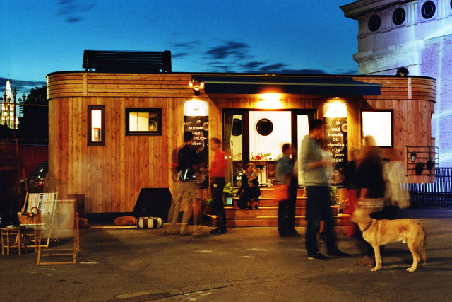 Der erste Prototyp ist fertig - da wird mit Freunden & Co kräftig gefeiert | Foto: Theresa (feinripp OG)