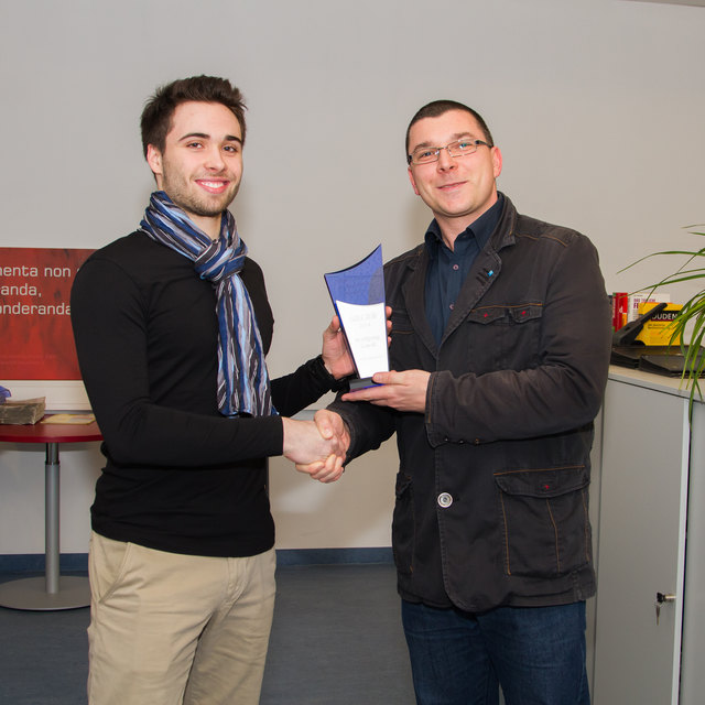 Redaktionsleiter Thomas Santrucek (r.) überreicht dem strahlenden Gewinner Wolfgang Gnedt die Siegertrophäe.