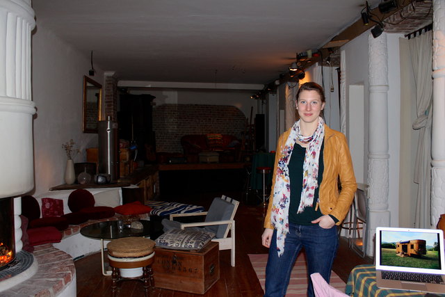 Wohnwagon-Geschäftsführerin Theresa Steininger in den Büro-Workshop- und Come Together-Räumlichkeiten im 16. Bezirk