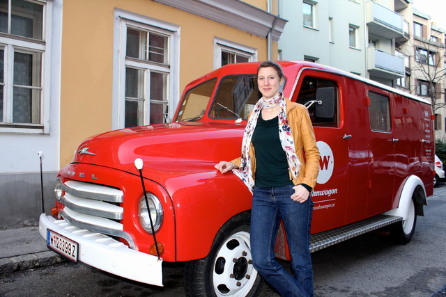 Theresa Steininger mit der "Tante Trude", einem Feuerwehrauto von 1955, dem liebevoll restaurierten "Wohnwagon" Lieferauto