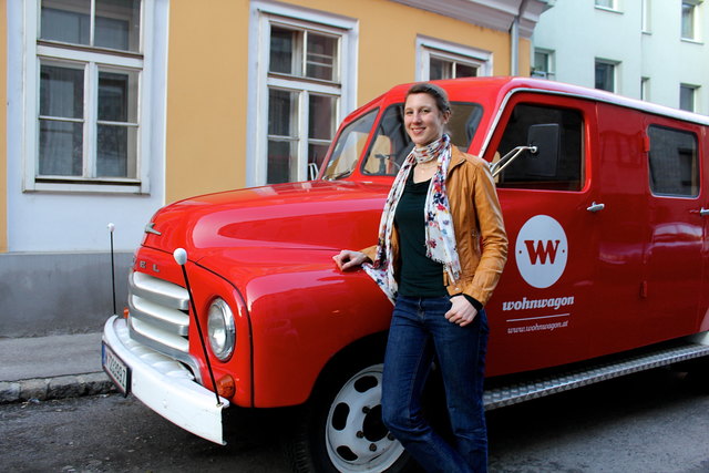 Theresa Steininger mit der "Tante Trude", einem Feuerwehrauto von 1955, dem liebevoll restaurierten "Wohnwagon" Lieferauto