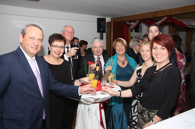 Landtagsabgeordneter und Bezirksparteiobmann der ÖVP Wolfgang Stanek, Nationalrätin Claudia Durchschlag mit Gatten, Josef Haginger, Bürgermeisterin Ernestine Haginger (SPÖ), Parteiobmann der ÖVP Johannes Schinko mit Gattin und Vizebürgermeisterin Gertraud Gallner (ÖVP)