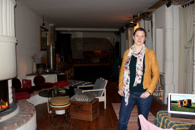 Wohnwagon-Geschäftsführerin Theresa Steininger in den Büro-Workshop- und Come Together-Räumlichkeiten im 16. Bezirk