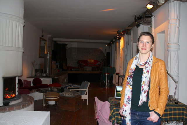 Wohnwagon-Geschäftsführerin Theresa Steininger in den Büro-Workshop- und Come Together-Räumlichkeiten im 16. Bezirk