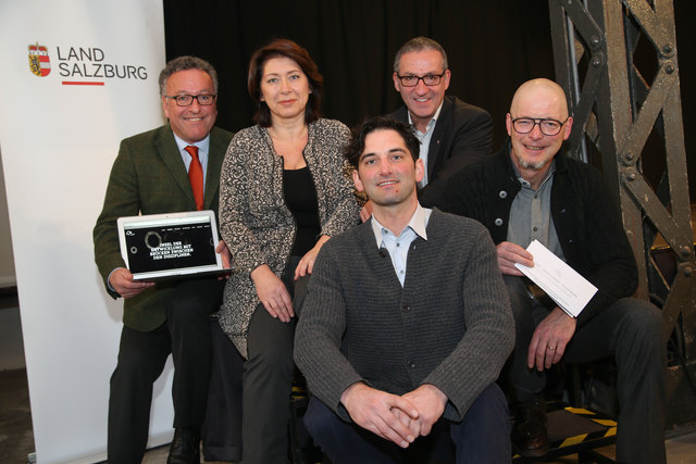 LR Heinrich Schellhorn, Eveline Sampl-Schiestl (Kulturstadträtin der Stadt Hallein), Rüdiger Wassibauer (Künstlerische Leiter der Schmiede Hallein), Bürgermeister Gerhard Anzengruber und Beda Precht (Akademie Hallein). | Foto: Stadtgemeinde Hallein