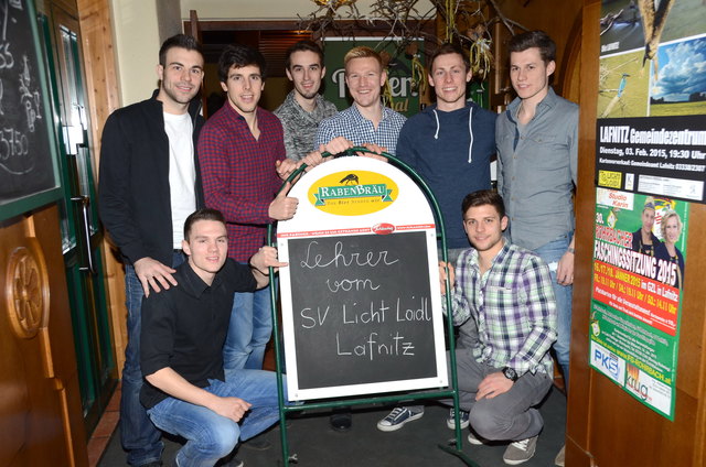 Acht Lehrer stehen im Team des SV Licht Loidl Lafnitz. | Foto: KK