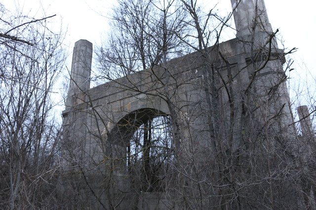 Das sind die ruinenhaften Reste der Schukowitzstraßenbrücke, die einst über den 1915 geplanten, aber nie wirklich fertiggestellten Verschiebebahnof Breitenlee geführt hatte und bis 1974 in Verwendung war.... Die genaue Historie findet ihr unter http://www.tramwayforum.at/index.php?topic=2569.0 - dort findet ihr bei Interesse noch weitere Bilder und Ausbaupläne - eingebracht von einigen Mitgliedern des Forums...