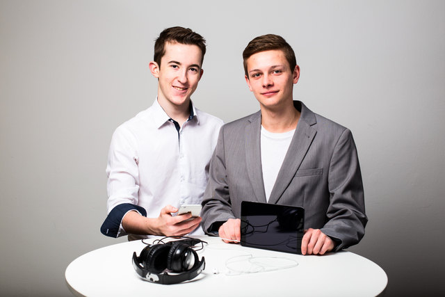 Moritz Kubesch (l.) und Stefan Kieleithner tüfteln an einer Spiele-App für Personen mit Sehbeeinträchtigungen. | Foto: privat