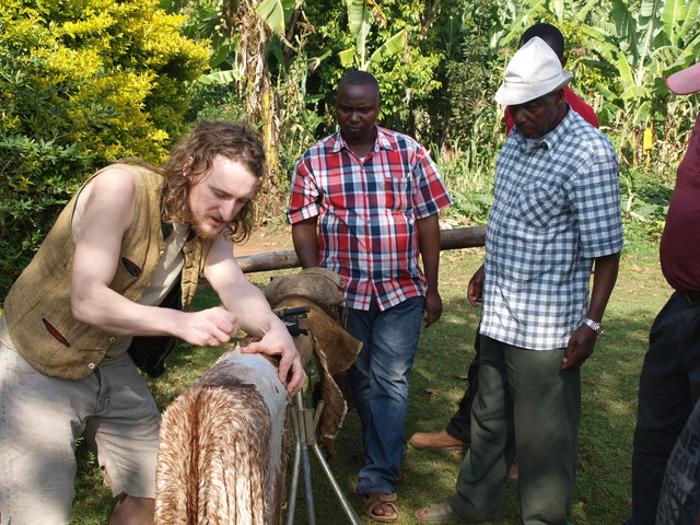 Gernot Mühlberger, Wildnistrainer aus St. Marienkirchen am Hausruck beim Ledergerb-Workshop in Tansania