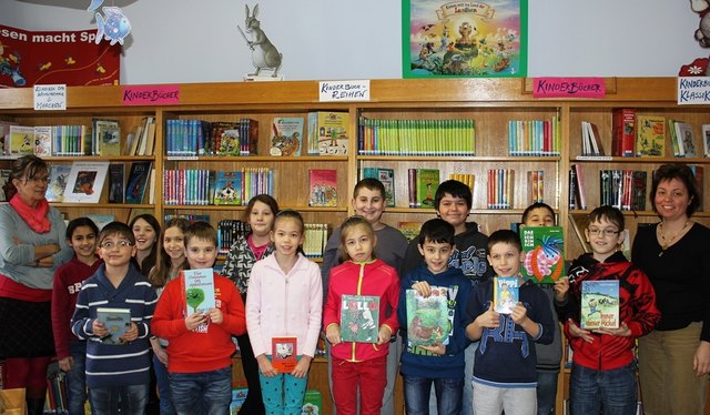 Die Volksschüler waren vom Buchangebot fasziniert | Foto: Stadtbücherei Oberwart