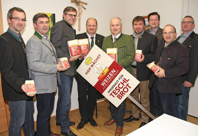 Vulkanland-Weizen-Anbau macht stolz, weiß Engelbert Uller (r.). Das Mehl der Ernte 2014 ist bereits vollständig vergeben.