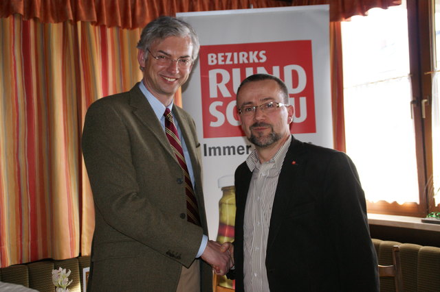 Wirtschafts-Landesrat Michael Strugl mit BezirksRundschau Ried-Geschäftsstellenleiter Christian Doms.