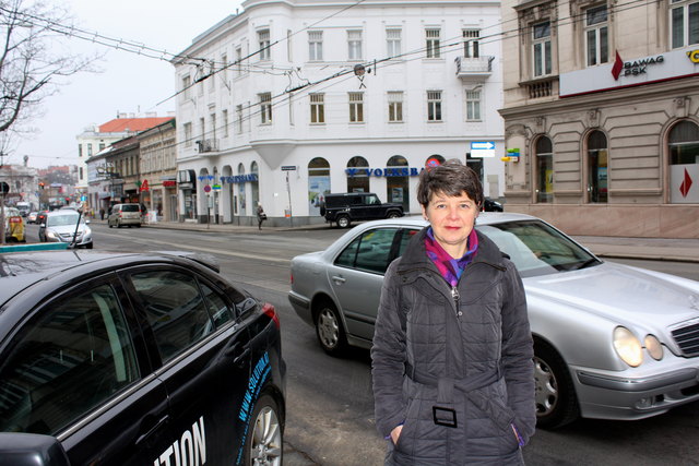 Silvia Nossek vor der Kreuzung Gersthofer Straße/ Ferrogasse: Hier wird das Abbiegen zum Hasardspiel