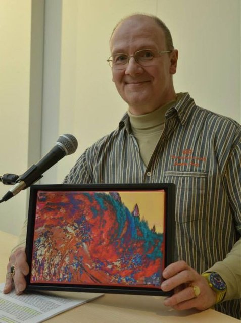 Helmut Strauss alias "Carolinus Ornatus" mit einem seiner "abstrakten Visualisierungen"