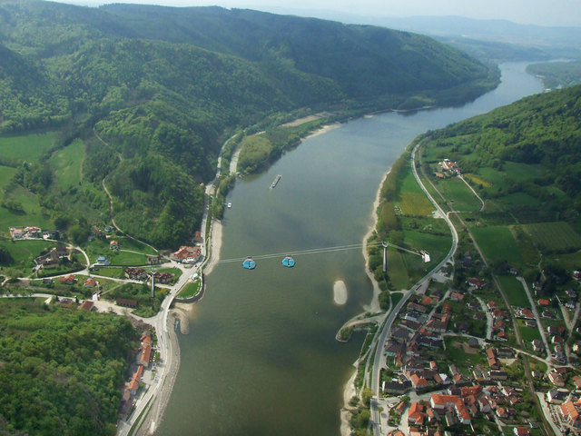 Diese Bildmontage zeigt die mögliche Route einer Seilbahn über die Donau.