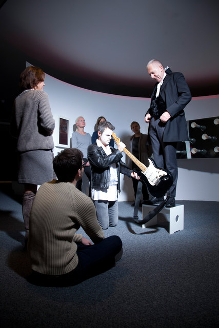 Benjamin Ulbrich alias Beathoven testet seine Knochenleitung