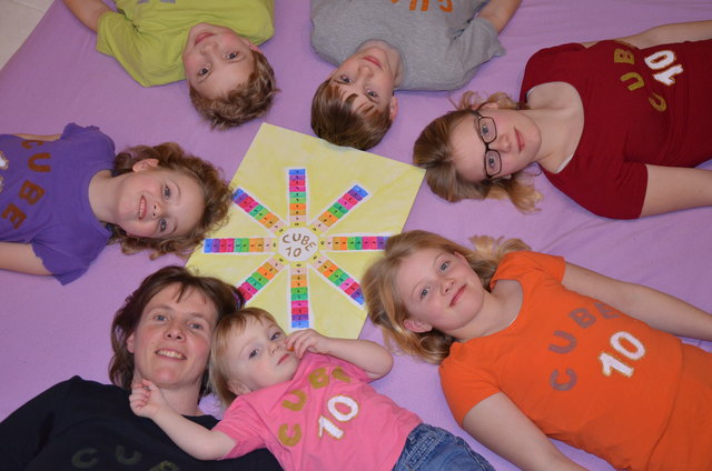Klaudia Stadler wird beim Casting auch von ihren Kindern unterstützt, sie zeigen die Würfelmöglichkeiten mit Plakaten. | Foto: privat