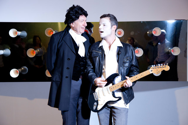 Wie klingt Gilbert Bécaut auf Deutsch? Die Schauspieler Lieder und Ulbrich geben den Klassiker zum Besten. Hörenswert!