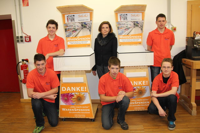 Direktorin Susanne Tasch mit den Lehrlingen Clemens Holzer, Harald Gasser, Manuel Wurzer, Florian Stemberger u. Claus Josef Müller.