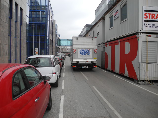 Hier besteht die Möglichkeit für Radfahrer gegen die Einbahn zu fahren, was aber immer zu heiklen Situationen führt, wie man erkennen kann.