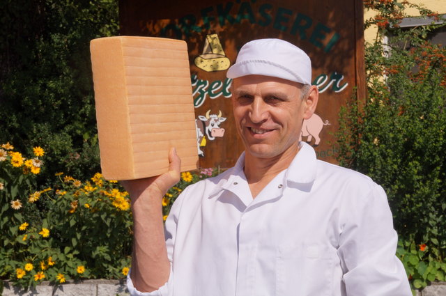 www.biokas.at: Franz Pötzelsberger mit dem beliebten Adneter Dorfkäse.