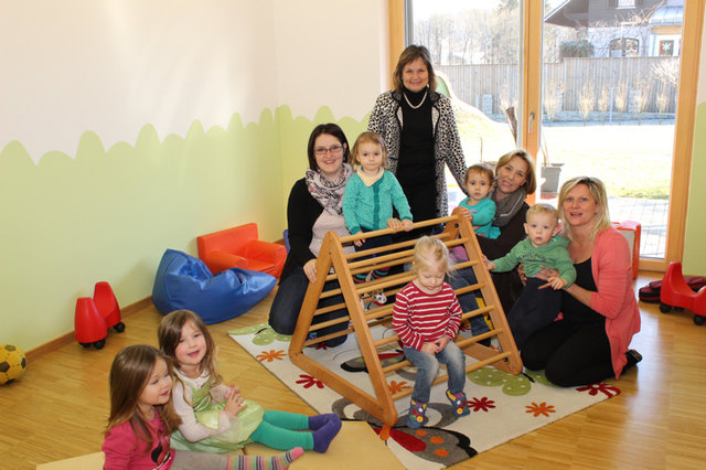 Marina Münzer-Detela mit den Betreuerinnen und Kindern der Kinderkrippe. | Foto: KK