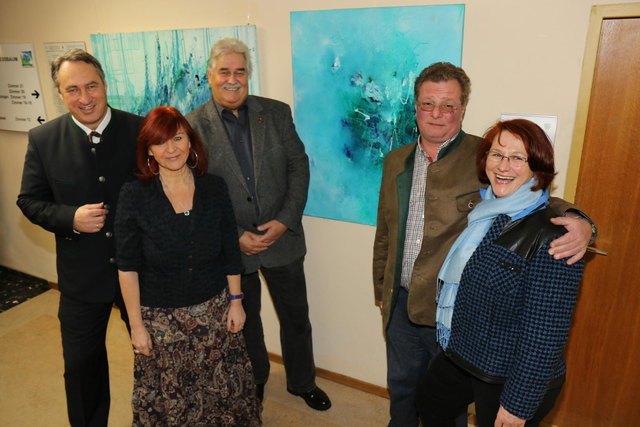 Bürgermeister Josef Schmidl-Haberleitner die Malerin Hana Magelis, StR Alfred Gruber, Obmann der Kulturtage Pressbaum und StR Irene Wallner-Hofhansl vor dem Bild das das Wasser symbolisieren soll.