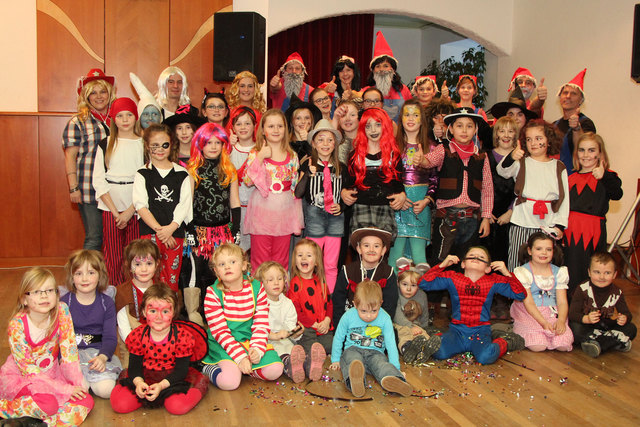 So viele verkleidete Kinder und Jugendliche waren zum Faschingsball mit Motto: „Filmstadt Windhaag“ gekommen. In der hinteren Reihe die Mitglieder des Bildungsausschusses verkleidet als Schneewittchen und die sieben Zwerge. | Foto: Carina Traxler