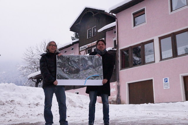 Der Grüne Fraktionsführer GR Richard Götz (links) und GR Alexander Atzl wollen das Gasthaus Bad Eisenstein erhalten.