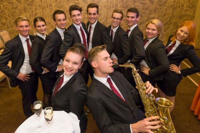 An einem langen Hoteltag bieten alljährlich Schüler/innen der Bergheidengasse unter der Leitung von Maturanten ihren 1000 Gästen ein feines Kulinarium und die Künstler/innen bieten Unterhaltung mit Haltung | Foto: Ludwig Schedl