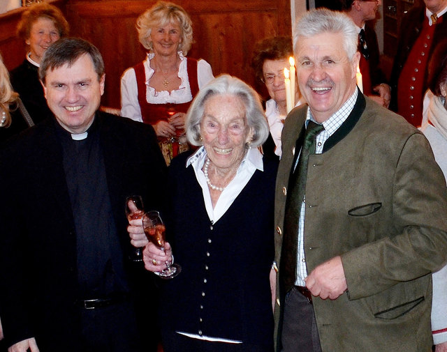 Pfarrer Georg Gerstmayr und Bürgermeister Ernst Schwaiger gratulierten „Furtherwirtin“ Inge Hagsteiner zu ihrem 90. Geburtstag. | Foto: Foto: Schwaiger