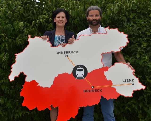 Andrea Haselwanter-Schneider und Markus Sint fordern Ingrid Felipe auf, den Auftrag des Dreierlandtags auszuführen. | Foto: Liste Fritz