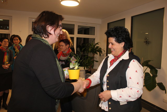 Women-Projektleiterin Marianne Kiendl (l.) überreichte der Gastgeberin Beatrix Koch Blumen als Dankeschön. | Foto: Mempör