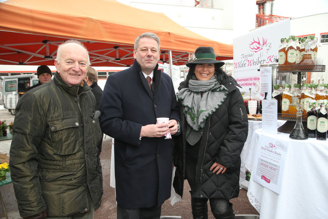 Der "Wilden Weiber Küche" der Stroblerin Regina Jungmayr am ORF-Schmankerlmarkt konnte auch Andrä Rupprechter nicht widerstehen. Kein Wunder, bestehen ihre Marmeladen, Chutneys und Säfte doch nur aus besten Zutaten, wie Herwig Mikutta vom Salzburger Agrarmarketing bestätigt. | Foto: Franz Neumayr