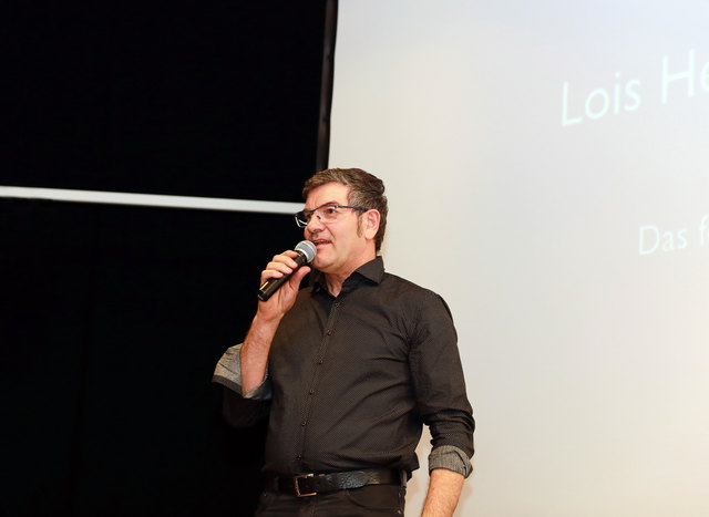 Fotograf Lois Hechenblaikner. Fotovortrag:
Neben dem Dialog ging es bei der vierten Veranstaltung unter dem Titel „Alpenglühen“ viel mehr um Bilder, welche die heile Welt und Idylle des Tourismus in den Alpen demaskieren.