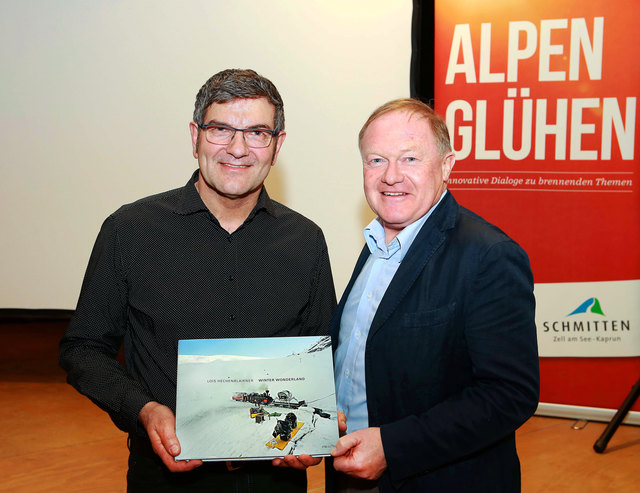 Fotograf Lois Hechenblaikner mit Dr. Erich Egger (Vorstand der Schmittenhöhenbahn). Zwischen der Schmittenhöhebahn AG und dem Fotokünstler Lois Hechenblaikner besteht seit Jahren ein freundschaftliches Verhältnis, auch wenn der Tiroler Fotograf die Tourismusbranche in seinen Bildern oft sehr kritisch darstellt. Einige der Werke von Hechenblaikner schmücken die Wände des Verwaltungsgebäudes der Schmittenhöhebahn und können auf Anfrage gerne besichtigt werden.