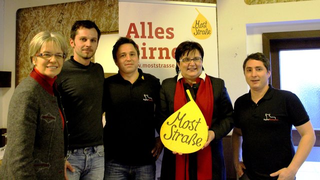 Petra Bohuslav, Patrick Fehringer, Florian Irxenmayr, Michaela Hinterholzer, Karl Peterseil. | Foto: Moststraße