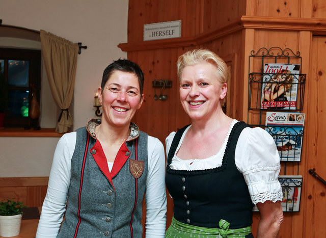 Lohninghof Wirtin Roswitha Zeiller mit Kellnerin Hermine Fritz.